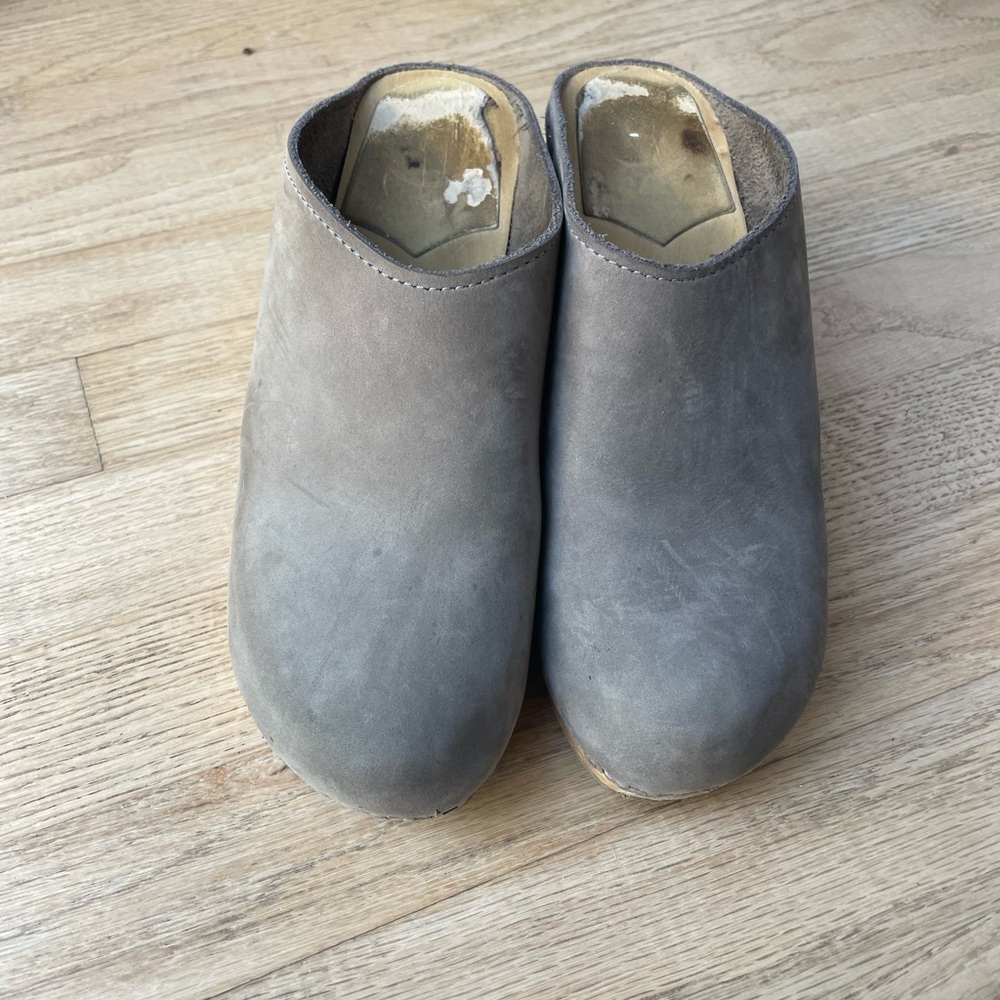 No. 6 Gray Leather New School Clogs